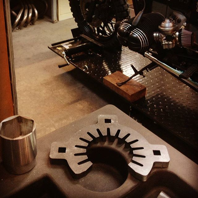 #bmw #exhaust tool by #plebeomoto at our friend @arjanvandenboom at #iwcmotorcycles. #airheads